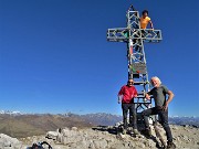 49 Alla croce di vetta del Pizzo Arera (2512 m) con amici di Merate